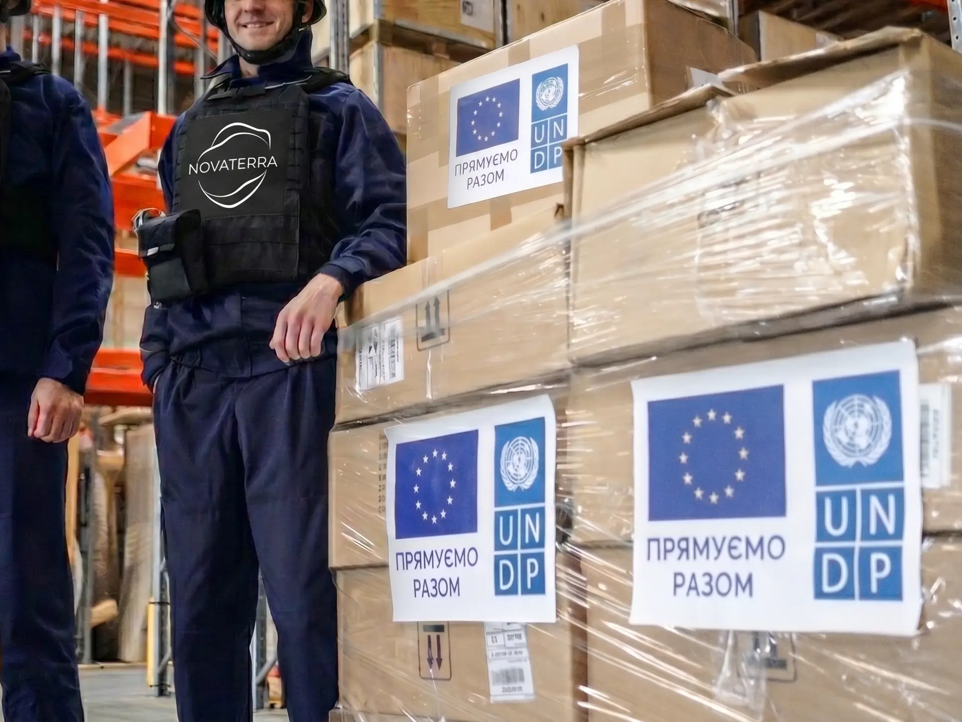 Сапери NOVATERRA на фоні коробок з гуманітарною допомогою від UNDP